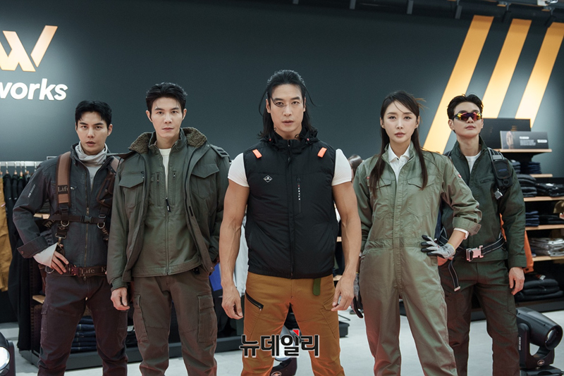 ▲ 아에르웍스 대표 제품을 착용한 모델들이 런웨이를 하고 있다.