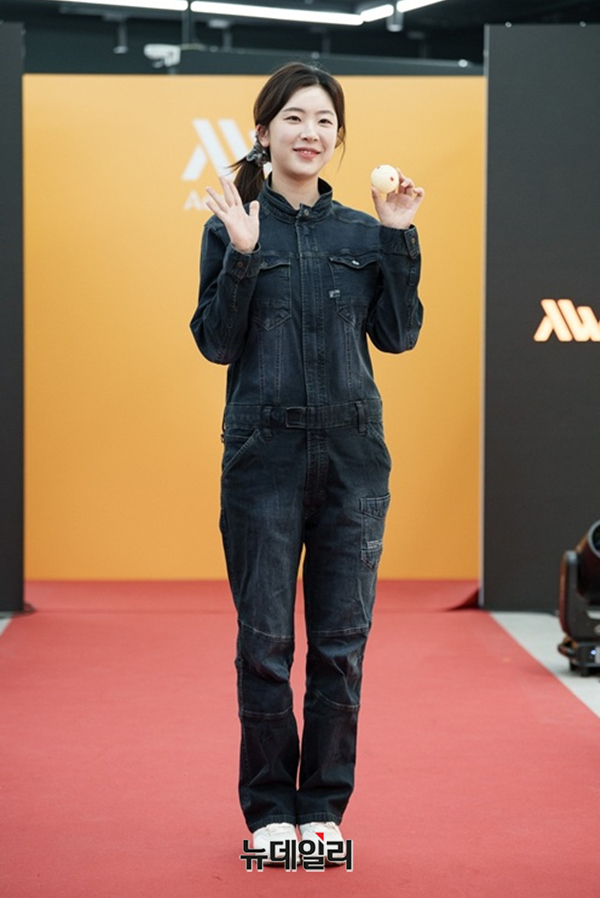 ▲ 당구여신 정수빈 선수가 27일 금정 AK플라자에서 열린 아에르웍스(Aer Works) 브랜드 런칭 기념 행사에서 당구공을 들고 포즈를 취하고 있다.