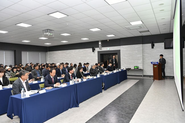 ▲ 횡성군이 27일 횡성군청 3층 대회의실에서 '횡성지역 활력 제고를 위한 지역살리기 국제포럼'을 개최했다. ⓒ횡성군