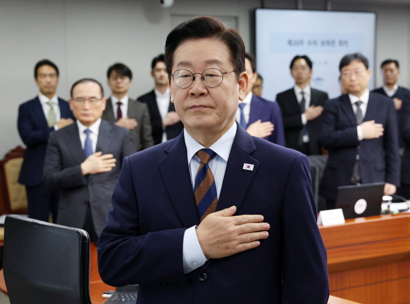 ▲ 이재명 대통령이 27일 서울 용산 대통령실 청사에서 열린 수석보좌관회의에서 국민의례를 하고 있다. ⓒ뉴시스