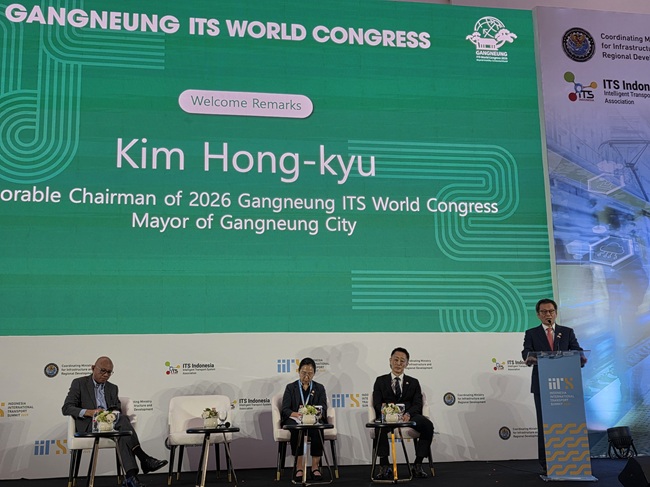 ▲ 김홍규 강릉시장은 27일 강릉 특별세션에서 인도네시아 국제교통 정상회의 개최를 축하하고, 2026 강릉 ITS 세계총회‘에 많은 참석을 요청했다. ⓒ강릉시