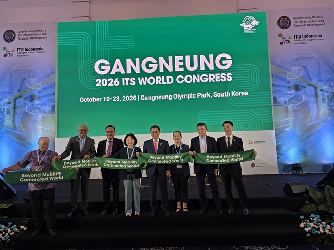 ▲ 김홍규 강릉시장은 27일 강릉 특별세션에서 인도네시아 국제교통 정상회의 개최를 축하하고, 2026 강릉 ITS 세계총회‘에 많은 참석을 요청했다. ⓒ강릉시