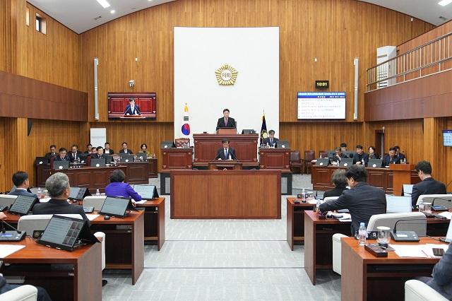 ▲ 경주시의회가 27일 본회의장에서 제294회 경주시의회 제2차 정례회 제1차 본회의를 개회했다.ⓒ경주시의회