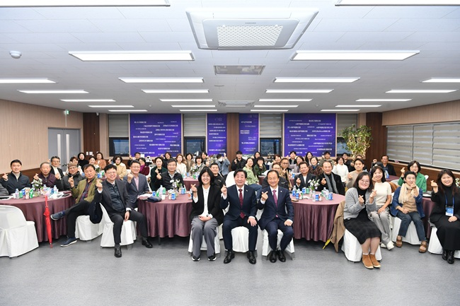 ▲ 횡성군사회적경제지원센터가 27일 우천면 이모빌리티 지식산업센터 2층 대회의실에서 '가치와 미래를 잇는 횡성군 사회적경제, 함께 만들어요'라는 주제로 '2025년 횡성군 사회적경제인의 날' 행사를 개최했다. ⓒ횡성군