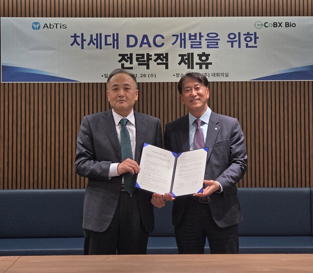 ▲ 최환근 캅스바이오 대표(좌)와 한태동 앱티스 대표가 업무협약식에서 기념촬영을 하고 있다. ⓒ동아제약