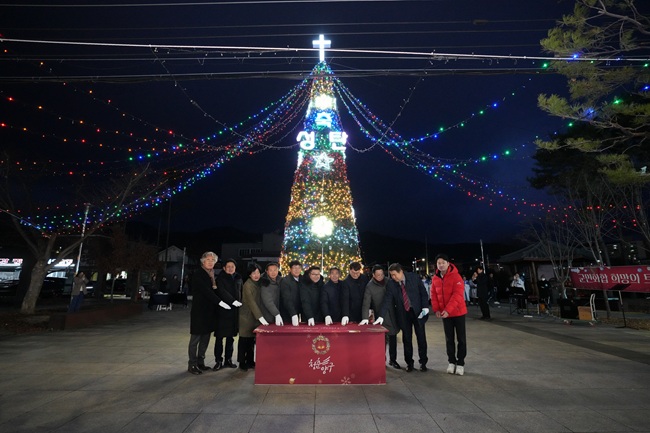 ▲ 양구군이 오는 29일 박수근광장 일원에서 군민 화합을 상징하는 '성탄 트리' 점등식을 개최한다. ⓒ양구군