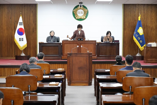 ▲ 동해시의회가 지난 26일 제357회 동해시의회 제2차 정례회 제2차 본회의를 개의하고 25일 심의한 2026년 당초예산 출연 동의안을 포함한 총 9건의 안건을 의결했다. ⓒ동해시의회