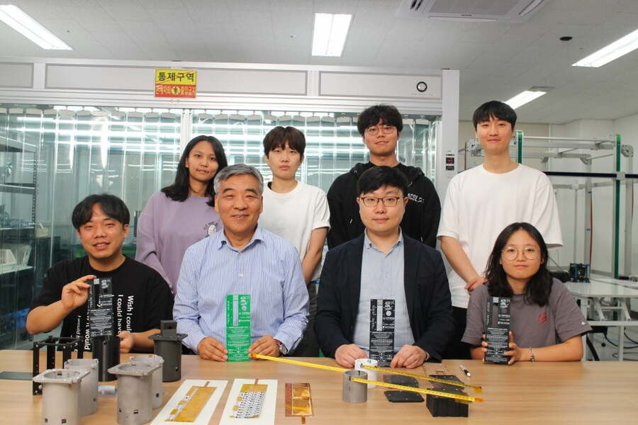 ▲ 큐브위성 ‘인하로샛’을 제작한 인하대 최기영(가운데)교수가 이끄는  항공우주 제어 및 시스템 연구 관계자들이 기념 촬영을 하고 있다.  ⓒ인하대 제공