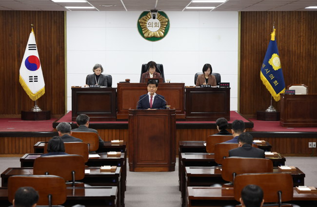 ▲ 심규언 동해시장이 지난 26일 제357회 동해시의회 제2차 정례회에서 올해 시정 성과를 보고하고, 2026년도 예산안과 시정 운영 방향을 제시했다. ⓒ동해시