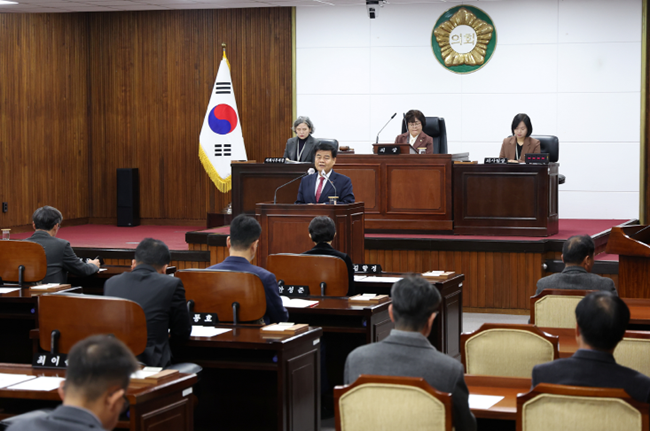 ▲ 심규언 동해시장이 지난 26일 제357회 동해시의회 제2차 정례회에서 올해 시정 성과를 보고하고, 2026년도 예산안과 시정 운영 방향을 제시했다. ⓒ동해시