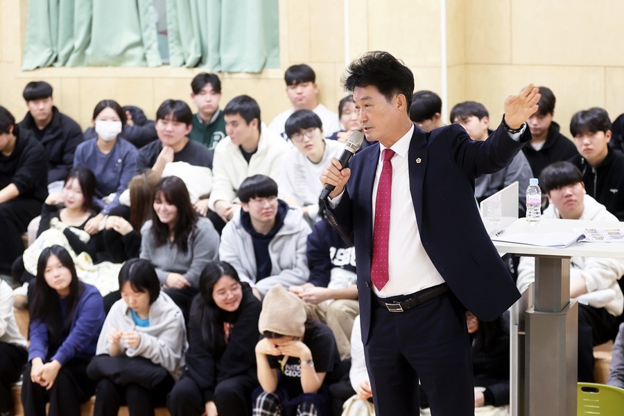 ▲ 이양섭 충북도의장이 27일 진천 서전고에서 3학년 학생 100여 명을 대상으로 ‘꿈이 있는 자는 멈추지 않는다’는 주제로 특강을 했다.ⓒ충북도의회