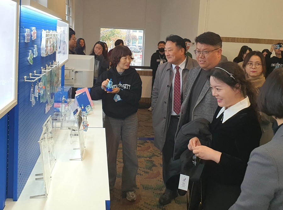 ▲ 충북도의회 2027하계세계대학경기대회지원특별위원회는 27일 충북도청 산업장려관에서 열린 공식 굿즈 팝업스토어를 찾아 운영 상황을 점검했다.ⓒ충북도의회