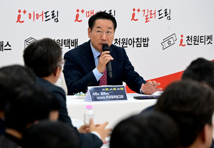 ▲ 유정복 인천시장이 27일 상상플랫폼에서 ‘원도심·신도심 균형발전’을 주제로 글로벌 톱10 시티로의 도약을 위한 비전을 발표하고 있다. ⓒ인천시 제공