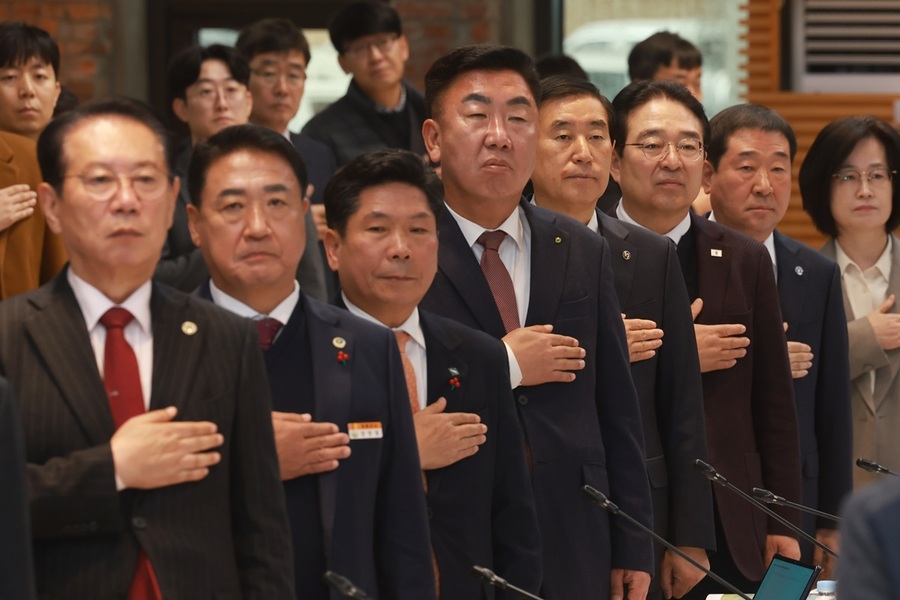 ▲ 충북도는 27일 도청에서 시장군수회의를 개최했다. 이범석 청주시장 등이 국민의례를 하고 있다.ⓒ충북도