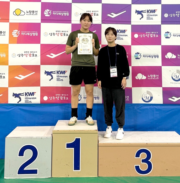 ▲ 이예원 선수와 오현영 감독.ⓒ충북보건과학대학교