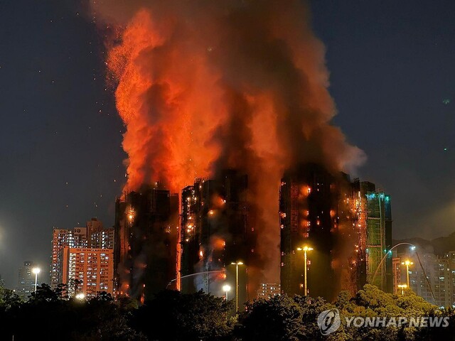 ▲ 26일(현지시각) 홍콩 북부 타이포 구역의 '웡 푹 코트' 화재 현장. 출처=AFPⓒ연합뉴스