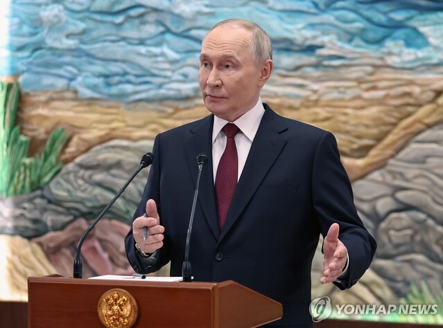 ▲ 27일(현지시각) 키르기스스탄 비슈케크에서 열린 집단안보조약기구(CSTO) 정상회의 후 열린 기자회견에서 발언하는 블라디미르 푸틴 러시아 대통령. 출처=EPAⓒ연합뉴스