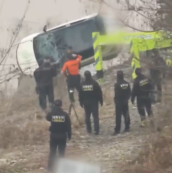 ▲ 충북 청주에서 실종된 50대 여성 A 씨가 44일 만에 음성 생극에서 숨진 채 발견됐다. 경찰은 거래처 사장 김모(54) 씨의 자백을 토대로 수색해 주검을 확인했다. 경찰은 27일 범인 김 모씨가 저수지에 빠트린 차량을 인양하고 있다.ⓒKBS뉴스 캡처