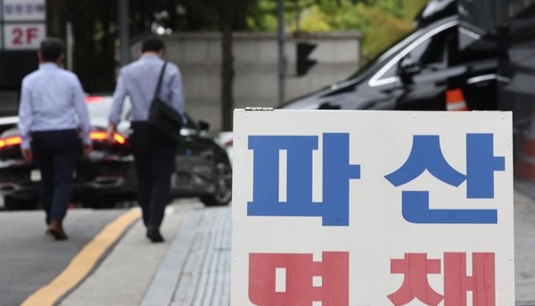 ▲ 서울 서초구 한 법률사무소에 파산 등 법률 상담 관련 안내문이 붙어 있는 모습ⓒ연합뉴스