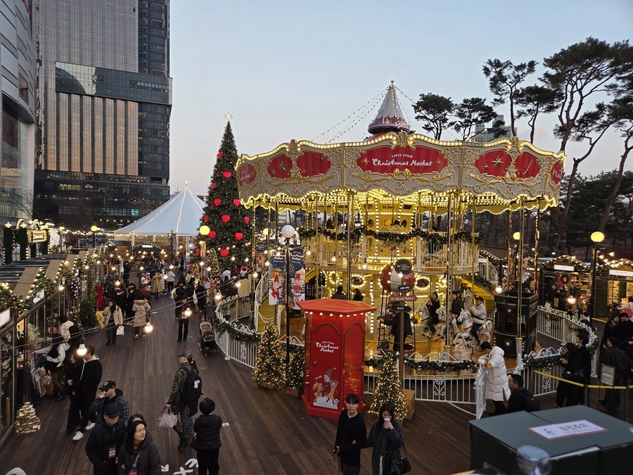 ▲ 크리스마스 마켓 2층에서 내려다본 풍경 ⓒ남수지 기자
