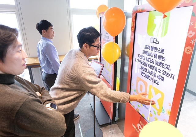 ▲ 지난 26일 현대글로비스 서울 성동구 본사에서 열린 ‘2025 CS(고객만족)데이’ 행사에서 직원들이 키오스크를 통해 고객응대 방법 퀴즈를 풀고 있다. ⓒ현대글로비스