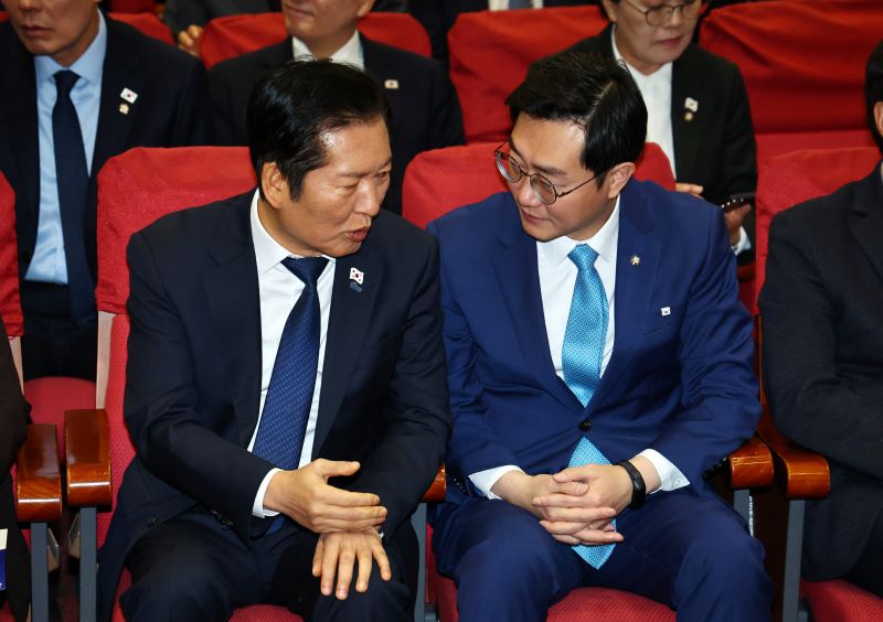 ▲ 정청래 더불어민주당 대표가 지난 25일 오전 서울 여의도 국회 의원회관에서 열린 '민주당 서울시당 천만의 꿈 경청단 출범식'에서 장경태 서울시당 위원장과 대화하고 있다. ⓒ뉴시스