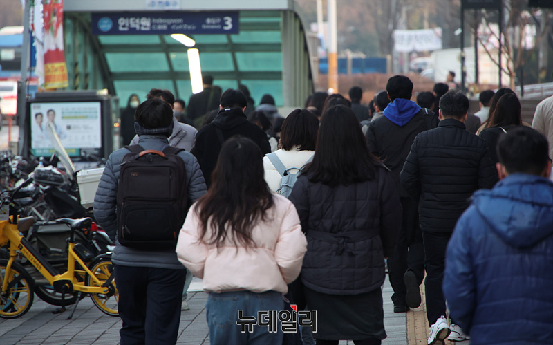 ▲ 출근길 매서운 추위가 이어지는 가운데 26일 오전 경기 안양시 인덕원역에서 두꺼운 옷차림을 한 시민들이 발걸음을 재촉하고 있다. ⓒ경기 안양=서성진 기자