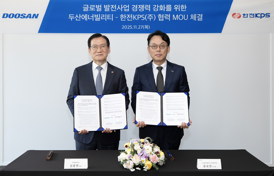 ▲ 27일 두산에너빌리티 창원 본사에서 진행된 해외 발전 프로젝트 경쟁력 강화를 위한 업무협약 체결식에서 한전KPS 김홍연 사장(왼쪽)과 두산에너빌리티 윤요한 마케팅부문장이 기념 촬영을 하고 있다.ⓒ두산에너빌리티