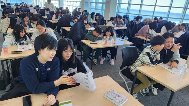 ▲ 강원특별자치도교육청이 28일 쏘타스위트양양그랑베이호텔에서 도내 초등학교 4~6학년 자녀와 학부모 30팀을 대상으로 '2025년 부모와 자녀가 함께하는 인성 캠프'를 운영했다. ⓒ강원특별자치도교육청