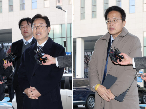 ▲ 국회 ‘패스트트랙 충돌’ 사건에 연루된 더불어민주당 박범계 의원(왼쪽)과 박주민 의원이 28일 서울 양천구 서울남부지법에서 열린 1심 결심 공판에 출석, 취재진의 질문에 답하고 있다. ⓒ연합뉴스