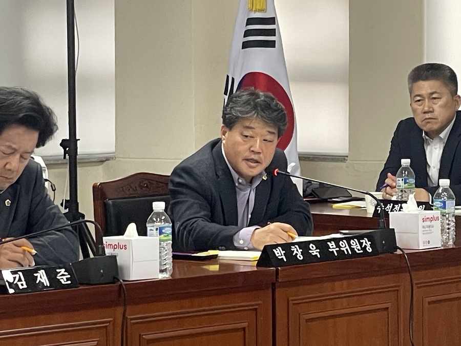 ▲ 박창욱 부위원장(봉화)은 농축산유통국, 해양수산국, 농업기술원 예산 전반을 면밀히 점검하며 방만한 예산 편성, 중복 사업, 부실계획, 시군 재정부담 심화 문제를 강하게 지적했다.ⓒ경북도의회