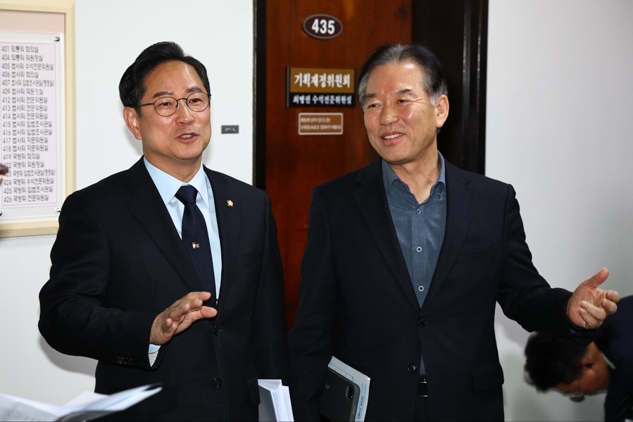 ▲ 정태호 국회 기획재정위원회 더불어민주당 간사와 박수영 국민의힘 간사가 28일 서울 여의도 국회에서 조세소위 회의를 마치고 세제개편안 합의 관련 기자회견을 하고 있다. 2025.11.28. ⓒ뉴시스