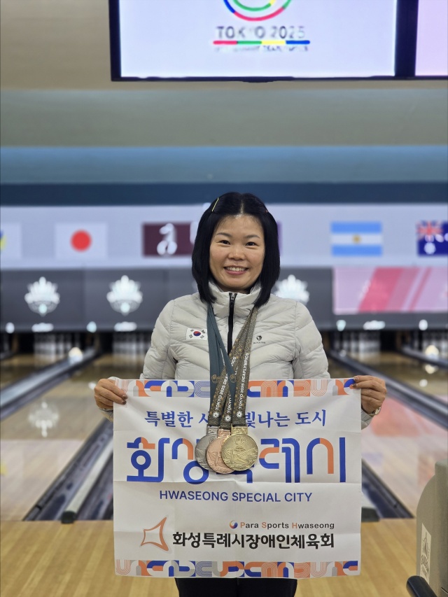 ▲ 도쿄 데플림픽에서 금1·은1·동1의 성적을 거둔 박선옥 선수가 메달을 목에 걸고 기념촬영을 하고 있다ⓒ화성시장애인체육회 제공