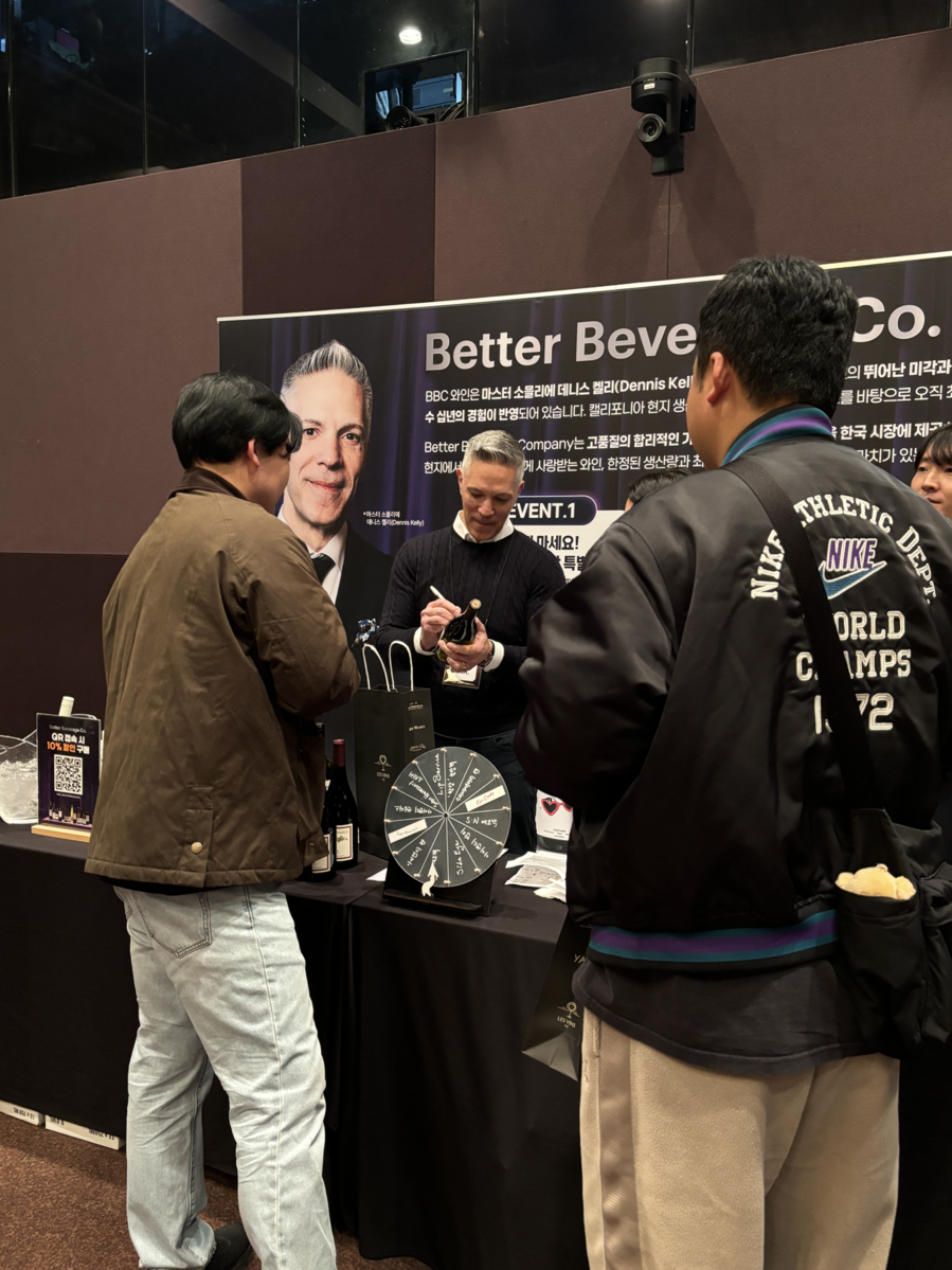 ▲ 데니스 켈리 마스터 소믈리에가 사인을 하고 있다 ⓒ 남수지 기자