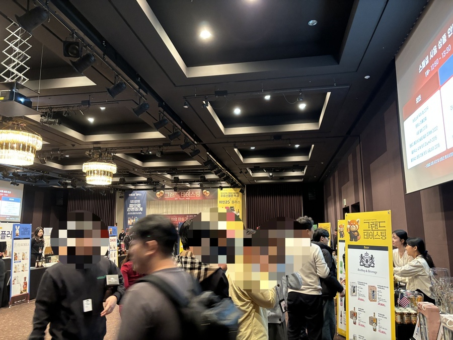 ▲ 그랜드 테이스팅 행사장을 사람들이 둘러보고 있다. ⓒ남수지 기자