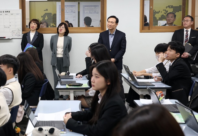 ▲ 임태희 경기도교육감이 지난 25일 경기 화성시 봉담고등학교에서 열린 현장정책브리핑에서 하이러닝 AI서·논술형 수업을 참관하고 있다. ⓒ경기도교육청 제공