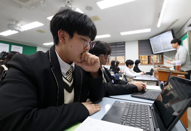 ▲ 경기도교육청이 지난 25일 경기 화성시 봉담고등학교에서 진행한 현장정책브리핑에서 AI서·논술형 수업 모습.ⓒ경기도교육청 제공