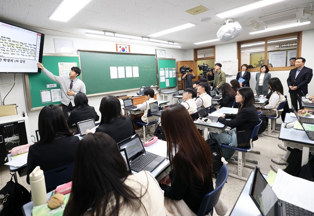 ▲ 임태희 경기도교육감이 지난 25일 경기 화성시 봉담고등학교에서 열린 현장정책브리핑에서 하이러닝 AI서·논술형 수업을 참관하고 있다. ⓒ경기도교육청 제공