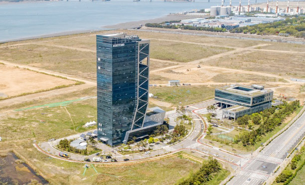 ▲ 인천 서구 청라동 인천 로봇랜드 사업 부지에는 2017년 국·시비 1100억 원을 투입해 세운 지상 23층짜리 로봇 타워와 지상 5층짜리 로봇 연구개발센터(오른쪽)가 들어서 있다. ⓒ인천도시공사 제공