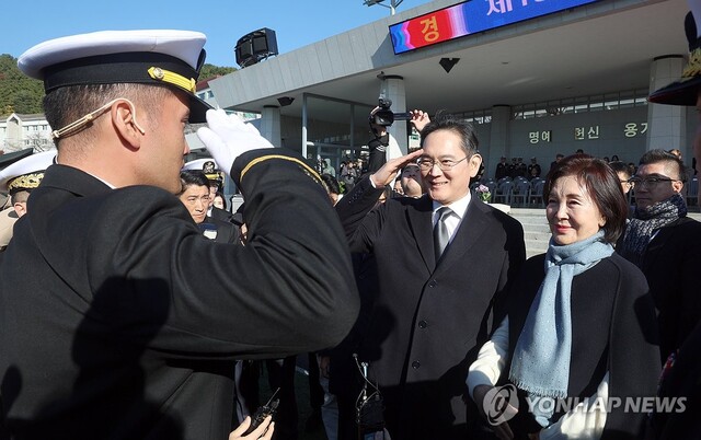 ▲ 28일 오후 경남 창원시 진해구 해군사관학교 연병장에서 열린 제139기 해군·해병대 사관후보생 수료 및 임관식에서 이재용 삼성전자 회장과 홍라희 리움미술관 명예관장이 이지호 신임 소위에게 경례를 받고 있다.ⓒ연합뉴스