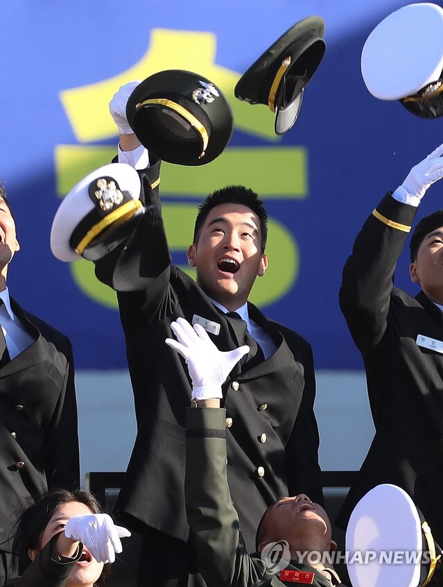 ▲ 이재용 삼성전자 회장의 장남 이지호 신임 소위가 28일 경남 창원 해군사관학교에서 열린 제139기 해군·해병대 사관후보생 수료 및 임관식에서 정모를 던지고 있다.ⓒ연합뉴스