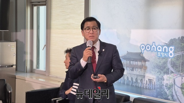 ▲ 이상휘 의원은 28일 포항시청에서 기자간담회를 열고 법안 추진 배경과 통과 과정, 향후 계획을 설명하고 있다.ⓒ뉴데일리