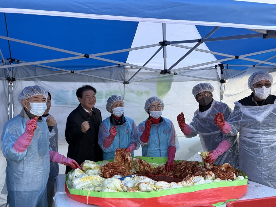 ▲ 배기철 대구행복진흥원 이사장이 ‘사랑의 김장나눔’ 행사 현장에서 김장을 담그는 봉사자들을 격려하고 있다.ⓒ대구행복진흥원