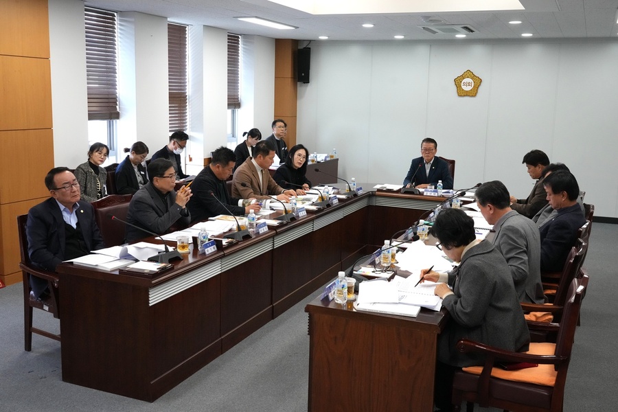 ▲ 영천시의회(의장 김선태)는 지난 20일 의원 및 집행부 관계 부서장이 참석한 가운데 전체 의원 정례간담회를 열었다.ⓒ영천시의회