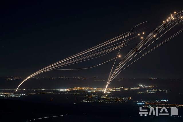 ▲ 지난해 8월 아이언돔이 이탈리아 북부 갈릴리 지역에 대한 헤즈볼라의 로켓 공격을 방어하는 모습. 출처=APⓒ뉴시스