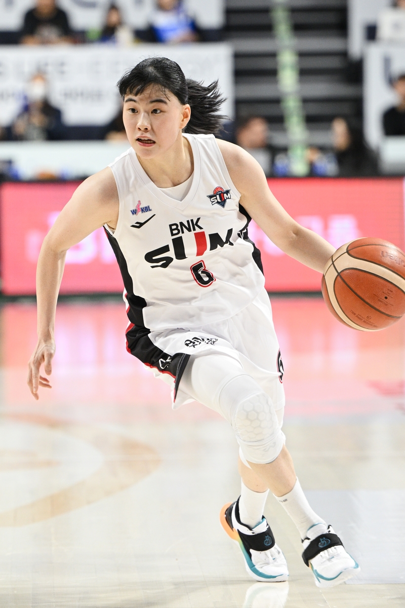 ▲ 이소희가 16점 활약한 BNK가 우리은행을 잡고 공동 2위로 올라섰다.ⓒWKBL 제공