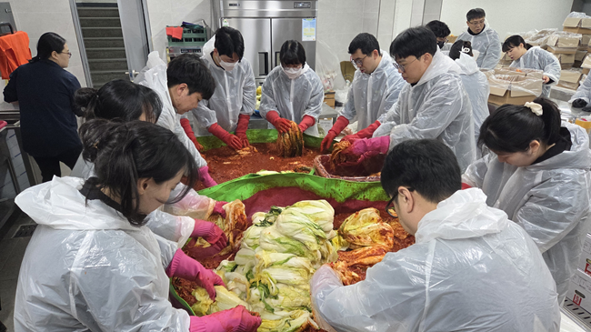 ▲ 원주시시설관리공단이 지난 28일 '교통약자를 위한 사랑의 김장 나눔' 행사를 진행했다. ⓒ원주시시설관리공단