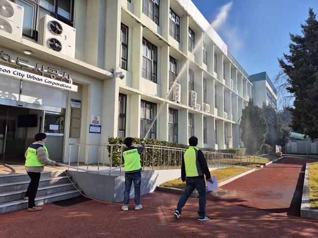 ▲ 춘천도시공사가 겨울을 맞아 지난 28일 춘천시청별관에서 춘천 소방서와 함께 장애인과 이동 취약계층의 안전 확보를 위한 장애인 중심 합동 소방훈련을 실시했다. ⓒ춘천도시공사