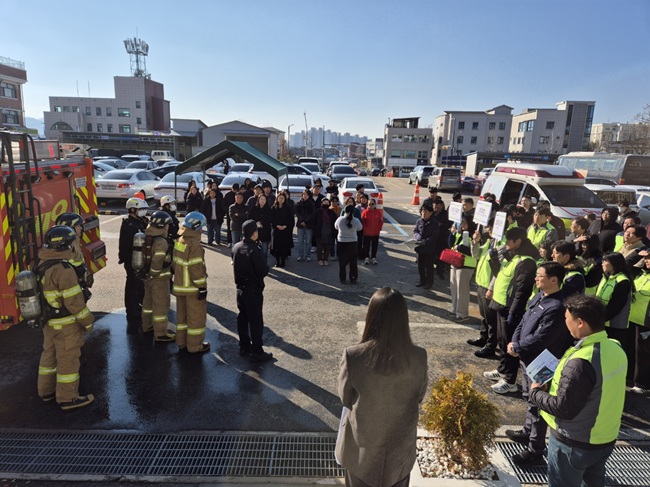 ▲ 춘천도시공사가 겨울을 맞아 지난 28일 춘천시청별관에서 춘천 소방서와 함께 장애인과 이동 취약계층의 안전 확보를 위한 장애인 중심 합동 소방훈련을 실시했다. ⓒ춘천도시공사