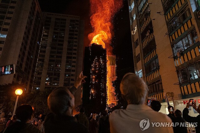 ▲ 26일(현지시각) 오후 홍콩 북부 타이포 구역의 고층 아파트 단지 '웡 푹 코트'에서 불이 나 일대에 붉은 연기가 번지고 있다. 출처=APⓒ연합뉴스